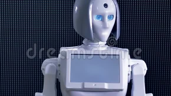 一个女性眨眼机器人用手招招手视频的预览图