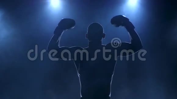 拳击手暖和了它的肌肉体育团体剪影视频的预览图
