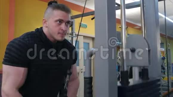 肌肉健美者在健身房里用有线电视视频的预览图