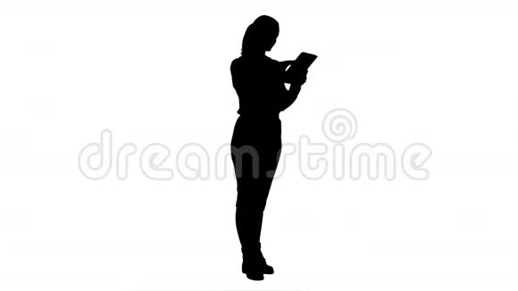 女商人站在数字平板电脑和工作视频的预览图