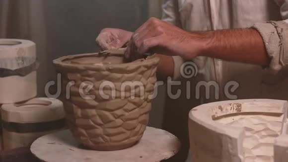 手切割粘土陶瓷HD视频的预览图