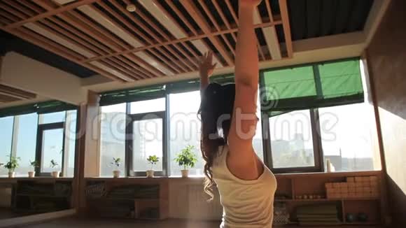 一个私人教练在瑜伽工作室做阿萨纳斯的抠像视频的预览图