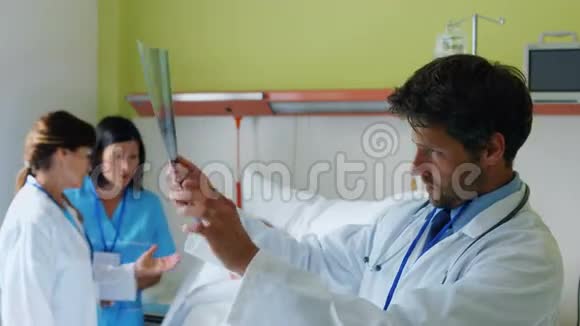 医生检查x光护士与病人互动背景视频的预览图