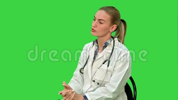 医生与病人进行了积极的交谈坐在绿色屏幕上Chroma键视频的预览图