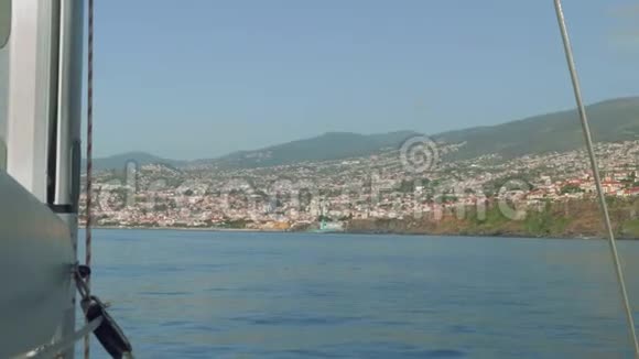 马德拉岛海岸线上的Funshal城市景观视频的预览图