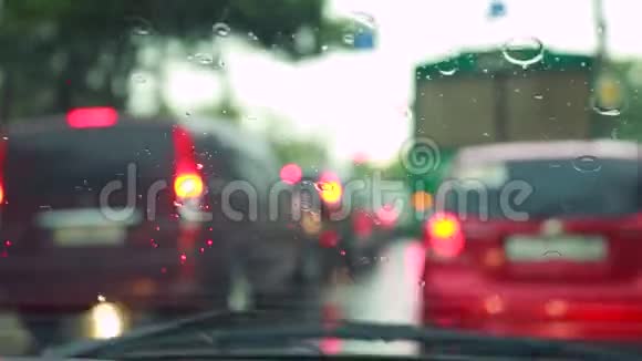 汽车在绕城行驶雨滴在挡风玻璃上雨刷的叶片在工作视频的预览图