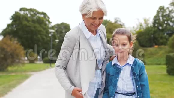 奶奶和孙女在公园自拍视频的预览图