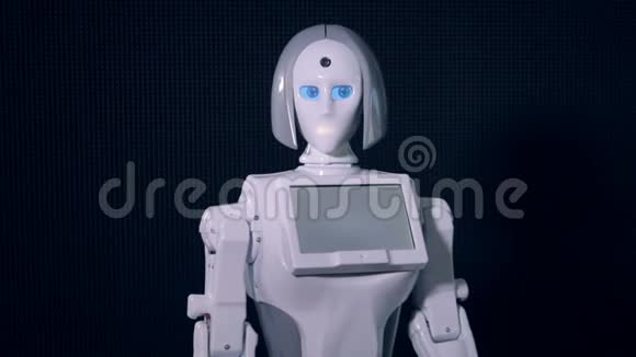 一个白色的大眼睛机器人运动让人加入它视频的预览图