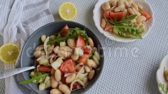 准备好吃豆子沙拉健康的蛋白质丰富的食物和新鲜的西红柿和木耳视频的预览图