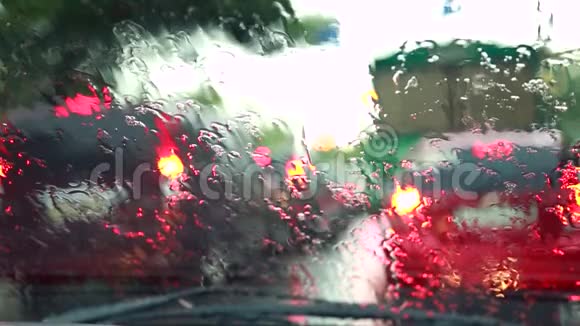 雨滴到汽车玻璃上挡风玻璃雨刷擦雨滴视频的预览图