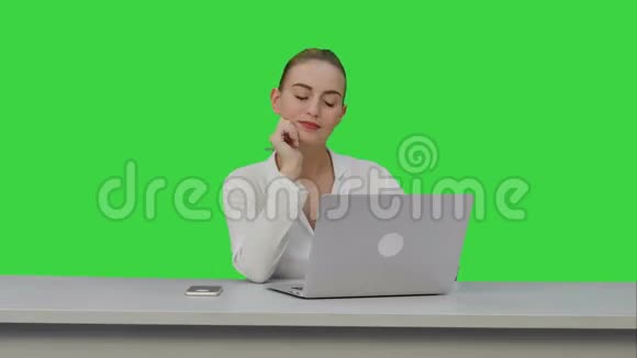 积极的女商人准备在一天刚开始的时候在笔记本电脑上工作绿色屏幕Chroma键视频的预览图