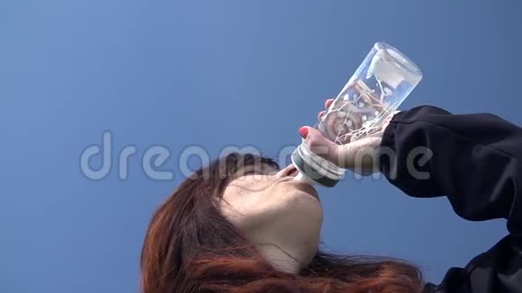 女人喝水微笑视频的预览图