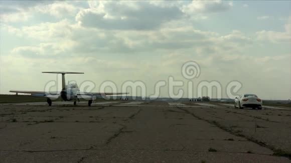 轻型飞机和跑道上的一辆汽车视频的预览图