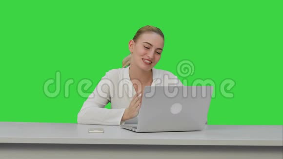 女商人在现代笔记本电脑上工作在绿色屏幕上与合作伙伴举行视频会议Chroma键视频的预览图