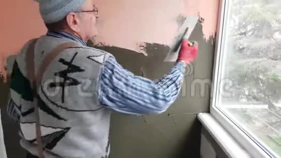 修理工抹灰墙面用抹子视频的预览图