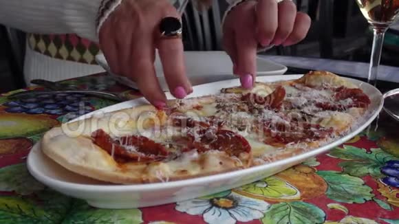 吃手工薄皮意大利香肠和香肠披萨特写视频的预览图