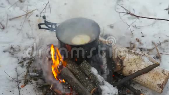 旅游鱼汤是在徒步旅行的木桩上煮的视频的预览图