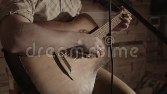这位音乐家在演出前弹奏吉他视频的预览图