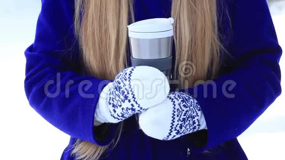 冬天的女性手拿热咖啡杯视频的预览图