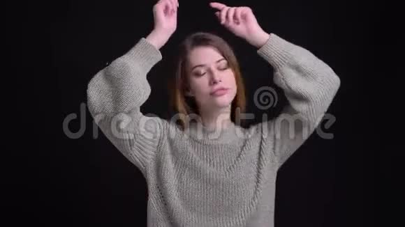 年轻美丽开朗的白种人女性在镜头前跳舞和玩得开心的特写镜头视频的预览图