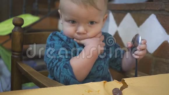 小男孩在餐馆里吃面包视频的预览图
