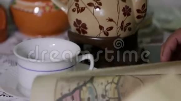 茶杯和桌子上的一个罐子视频的预览图