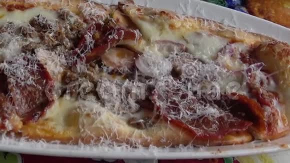 吃手工薄皮意大利香肠和香肠披萨特写视频的预览图