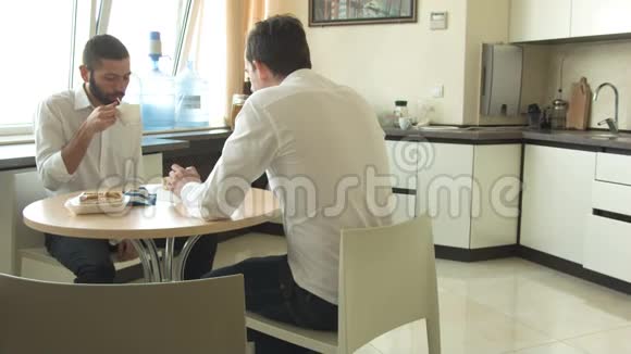 两个年轻人在工作中喝茶视频的预览图