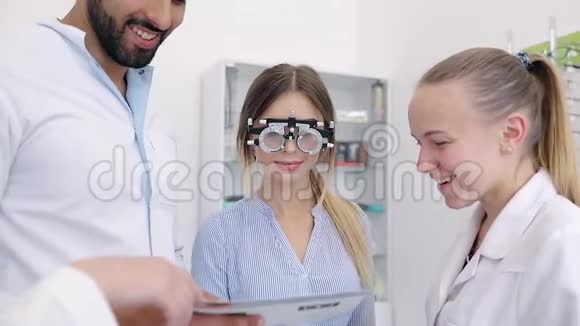 眼科检查医生用验光眼镜检查女性视力视频的预览图