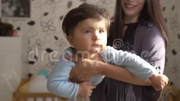怀孕母亲抱着玩儿的小儿子和他说话亚洲混血男童身穿蓝色身体视频的预览图