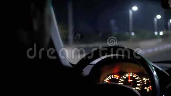 从埃及一位出租车司机的背影可以看到他晚上在度假城市骑行视频的预览图