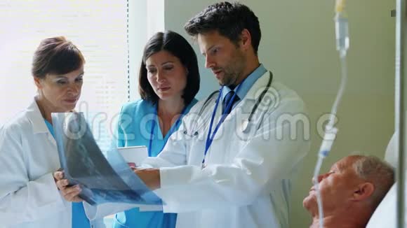 医生和护士讨论x光视频的预览图