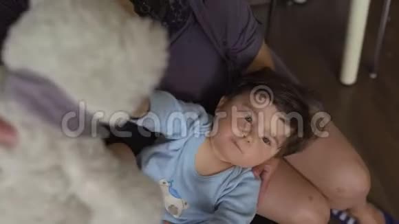 妈妈在玩玩具熊和她的小儿子室内公寓亚洲混血孩子穿蓝色体恤视频的预览图