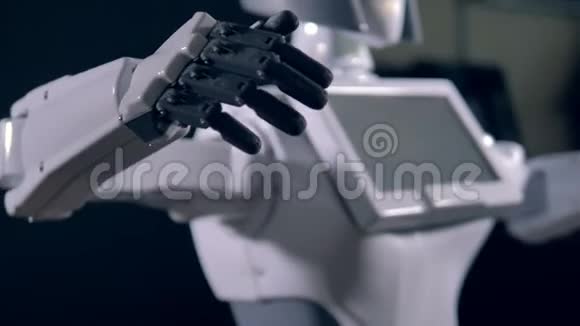 机器人将手臂关节向四个方向移动视频的预览图