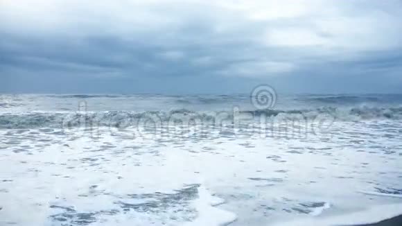 风暴波滚向海滩视频的预览图