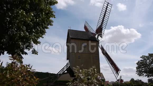 法国的老式木制风车视频的预览图