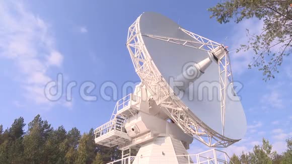 射电望远镜听太空视频的预览图