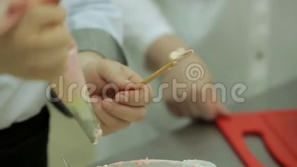 在棍子上做奶油花从管道袋中产生的弧形漩涡视频的预览图