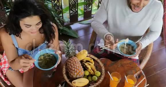 人们吃美味的面条汤亚洲食物朋友小组互相喂食坐在桌面视角视频的预览图