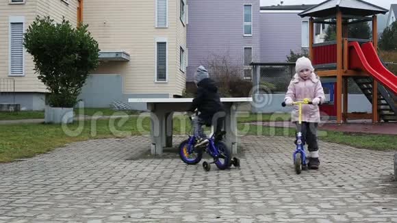 慢动作小女孩在院子里骑着一辆踢踏板车视频的预览图