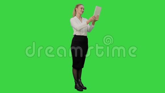 年轻的女商人有一个视频聊天平板电脑上的绿色屏幕Chroma键视频的预览图