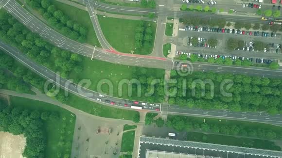 欧洲城市道路上的高空俯视交通视频的预览图