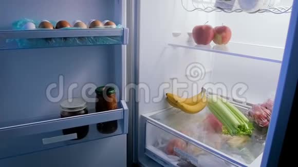 晚上打开冰箱装满食物的镜头视频的预览图