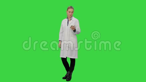 女医生通过手机与病人交谈在绿色屏幕上报告好消息Chroma键视频的预览图