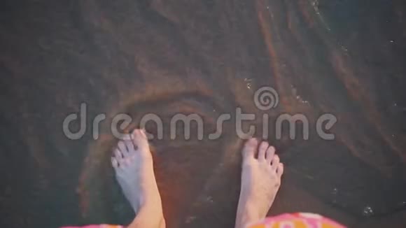 脚站在沙子上被海浪冲走视频的预览图