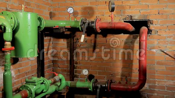 女工程师检查锅炉房采暖系统设备技术资料温度工程师视频的预览图