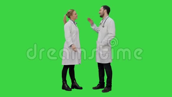 有趣的男医生在女护士上开玩笑在绿色屏幕上给一个假的嗨五Chroma键视频的预览图