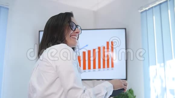 拥有数码平板电脑的成熟女商人视频的预览图