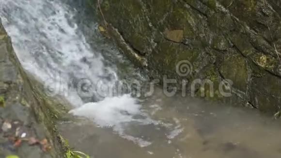 河水流过岩石视频的预览图