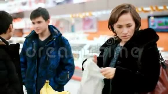 漂亮女人在超市买香蕉视频的预览图